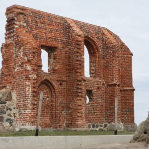 Ruiny kościoła w Trzęsaczu.