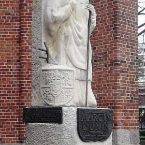 Kołobrzeg – Pomnik arcybiskupa Marcina Dunina przy Bazylice konkatedralnej – Oczyszczenie struktury kamiennej