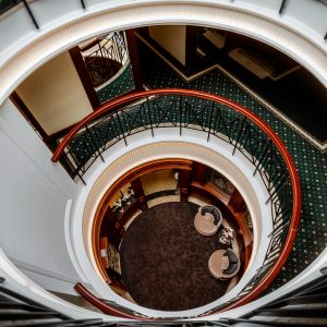 Sopot – Hotel HAFFNER. Dekoracje międzykondygnacyjne hotelowej rotundy. Proj. PiK Studio Architekci z Warszawy.