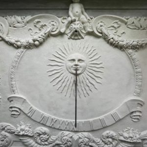 Woj. Polskiego 72 Szczecin – Budynek przychodni. Zegar słoneczny stan po renowacji.